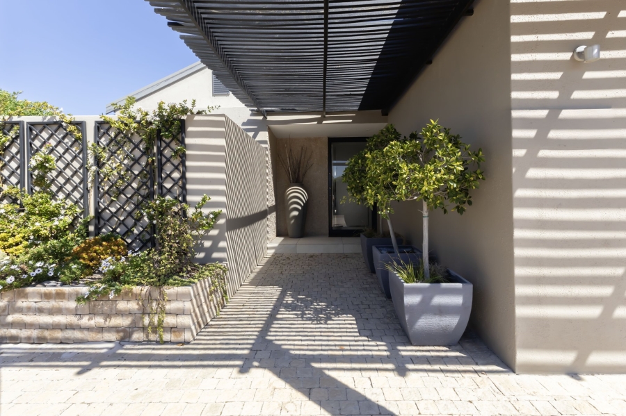 To Let 4 Bedroom Property for Rent in Big Bay Western Cape